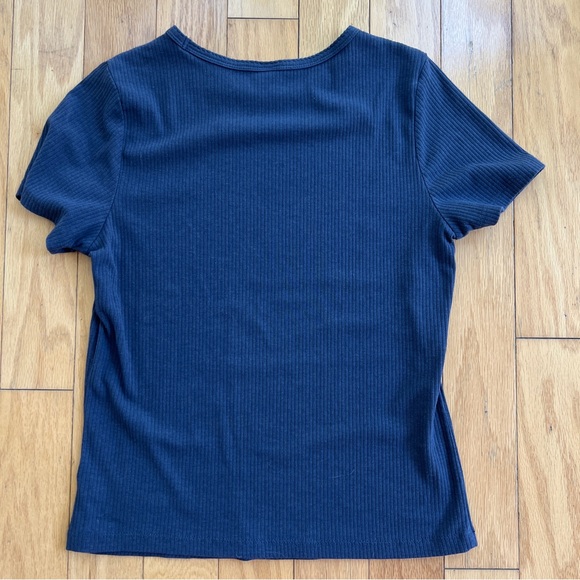Old navy women’s ribbed baby tee size M - Picture 3 of 3